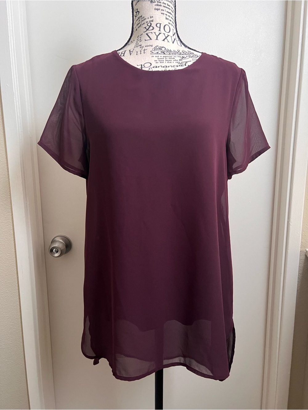 Vince Camuto Burgundy Sheer Overlay Blouse High Low Hem Size Small